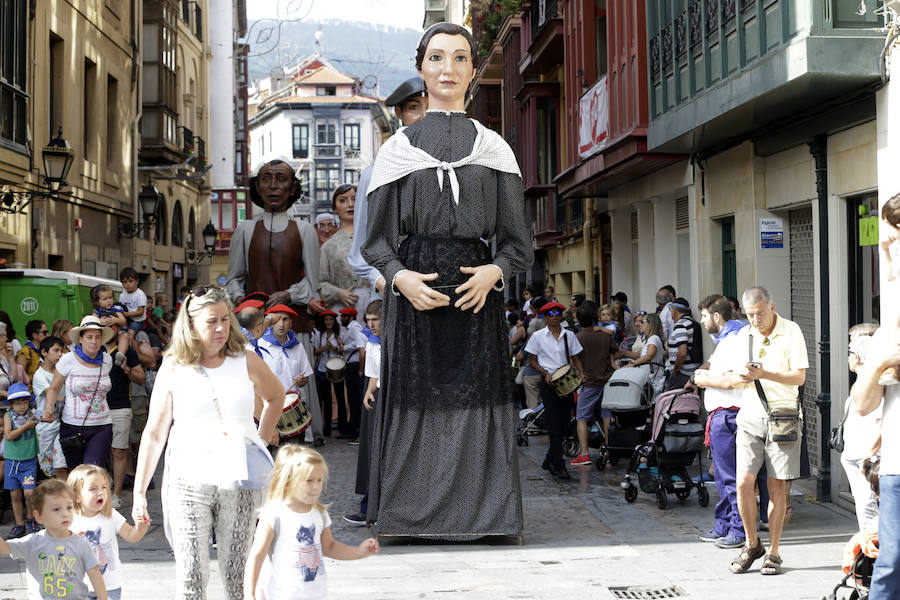 Fotos: Las familias se divierten en el pasacalles de gigantes y cabezudos de la Aste Nagusia