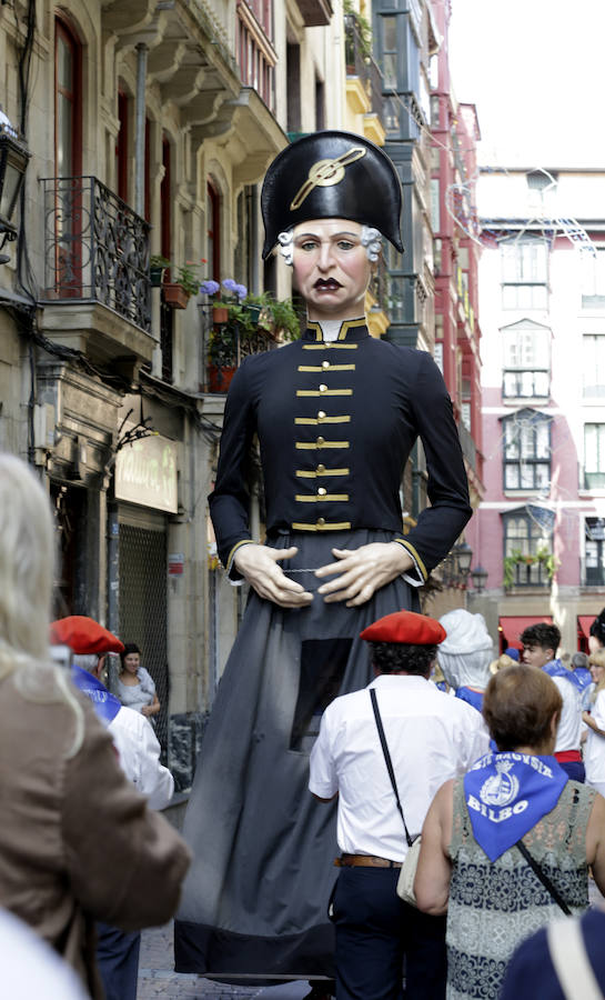 Fotos: Las familias se divierten en el pasacalles de gigantes y cabezudos de la Aste Nagusia