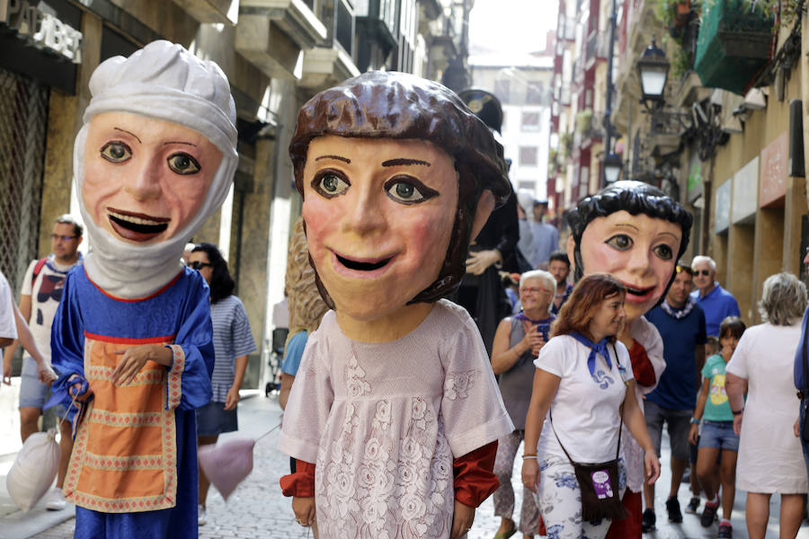 Fotos: Las familias se divierten en el pasacalles de gigantes y cabezudos de la Aste Nagusia