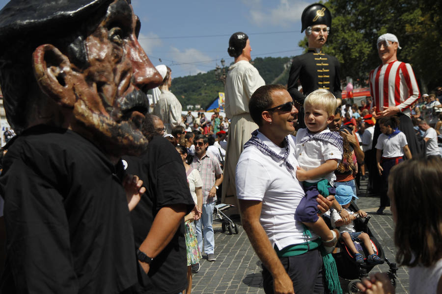 Fotos: Las familias se divierten en el pasacalles de gigantes y cabezudos de la Aste Nagusia