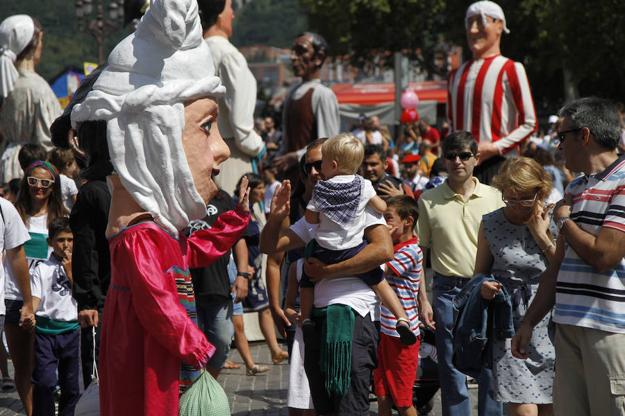 Fotos: Las familias se divierten en el pasacalles de gigantes y cabezudos de la Aste Nagusia