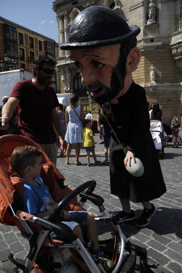 Fotos: Las familias se divierten en el pasacalles de gigantes y cabezudos de la Aste Nagusia