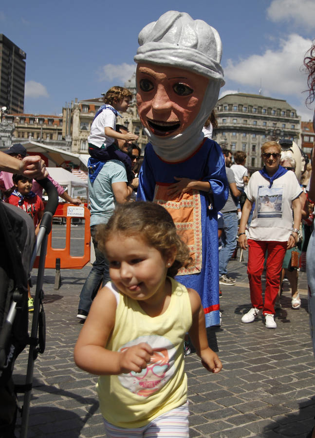 Fotos: Las familias se divierten en el pasacalles de gigantes y cabezudos de la Aste Nagusia