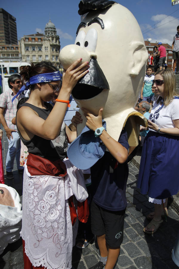 Fotos: Las familias se divierten en el pasacalles de gigantes y cabezudos de la Aste Nagusia