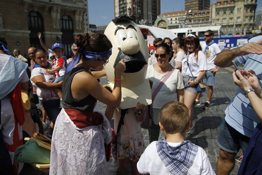 Fotos: Las familias se divierten en el pasacalles de gigantes y cabezudos de la Aste Nagusia