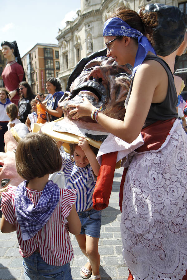 Fotos: Las familias se divierten en el pasacalles de gigantes y cabezudos de la Aste Nagusia