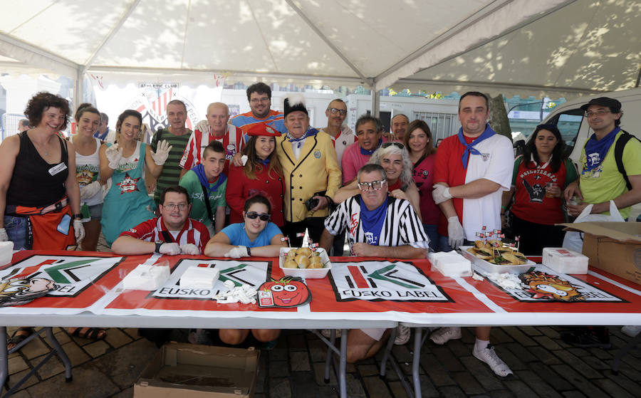 Fotos: Reparto de pintxos este mediodía en el Arenal