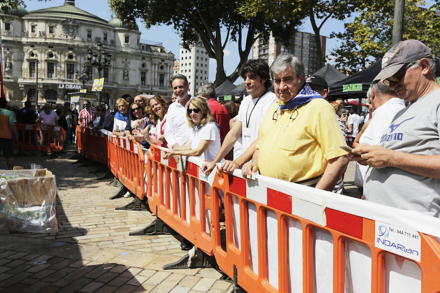 Fotos: Reparto de pintxos este mediodía en el Arenal