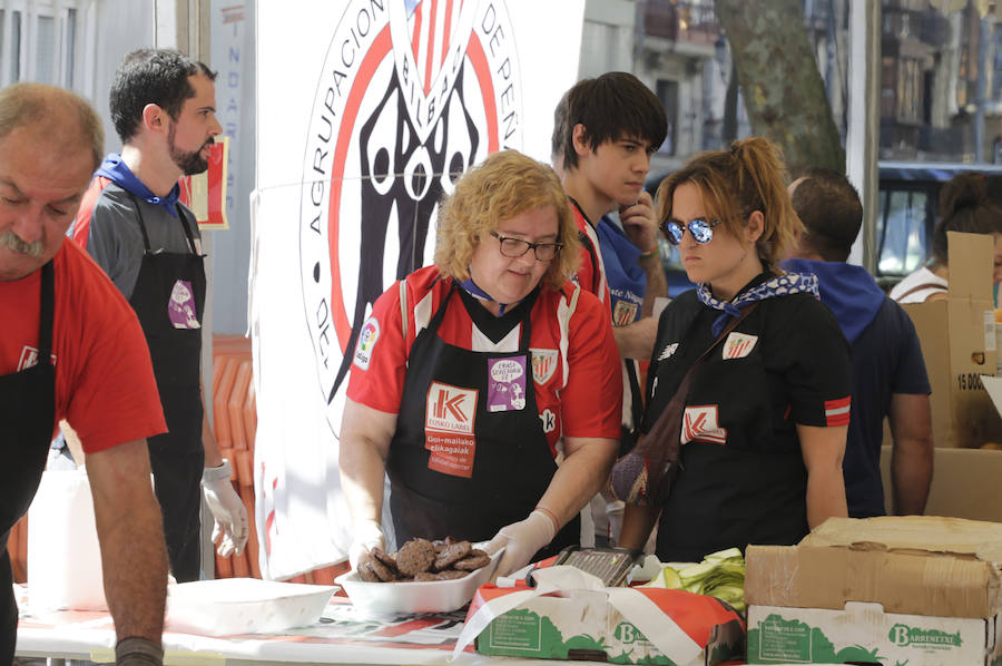 Fotos: Reparto de pintxos este mediodía en el Arenal
