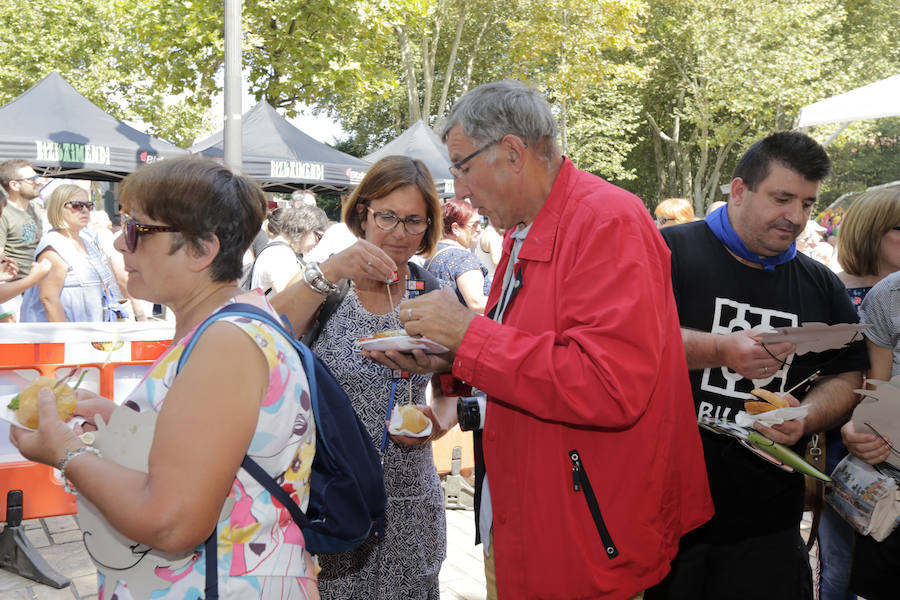 Fotos: Reparto de pintxos este mediodía en el Arenal