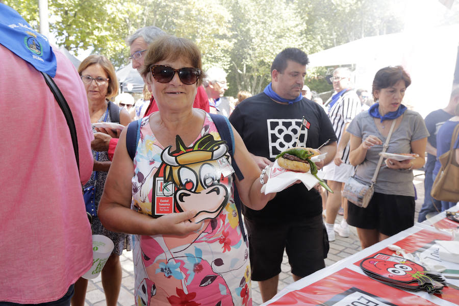 Fotos: Reparto de pintxos este mediodía en el Arenal