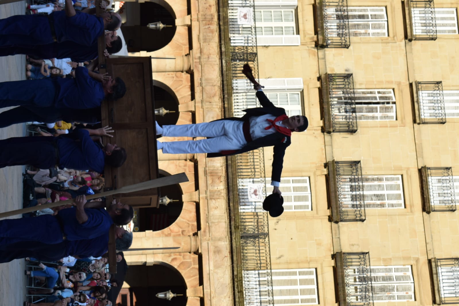 Este lunes de Aste Nagusia el grupo Goialde de Erandio ha bailado danzas vascas en la Plaza Nueva