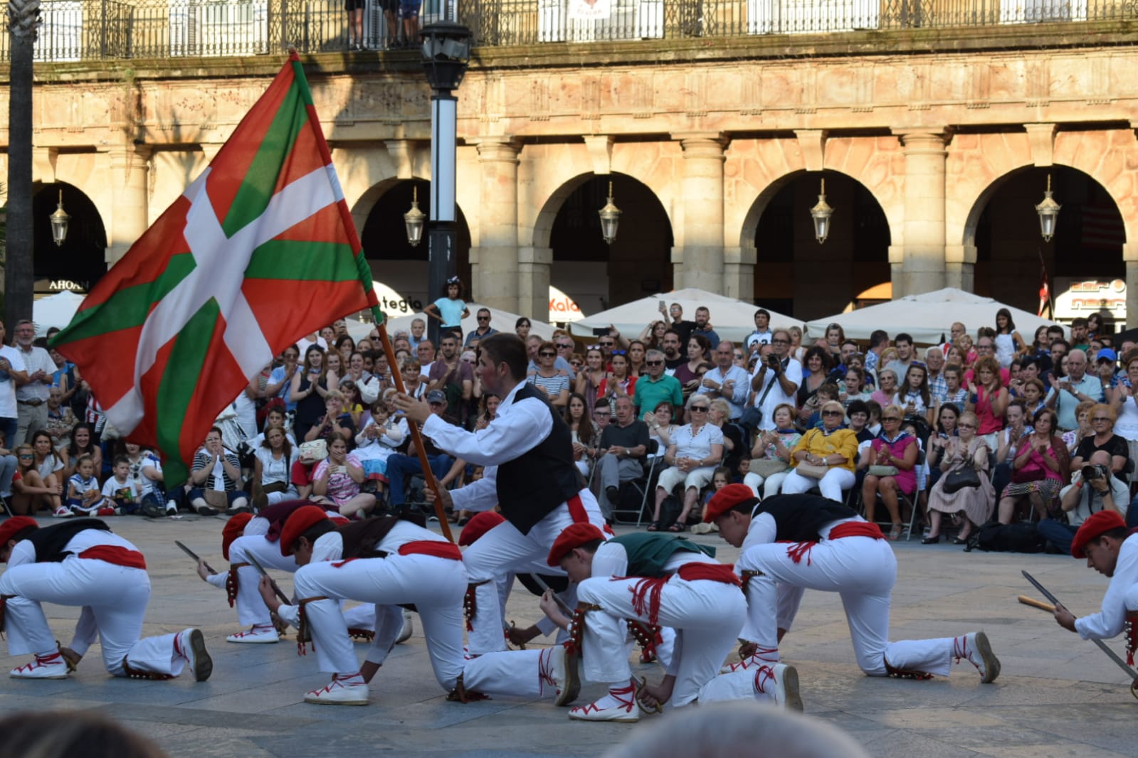Este lunes de Aste Nagusia el grupo Goialde de Erandio ha bailado danzas vascas en la Plaza Nueva