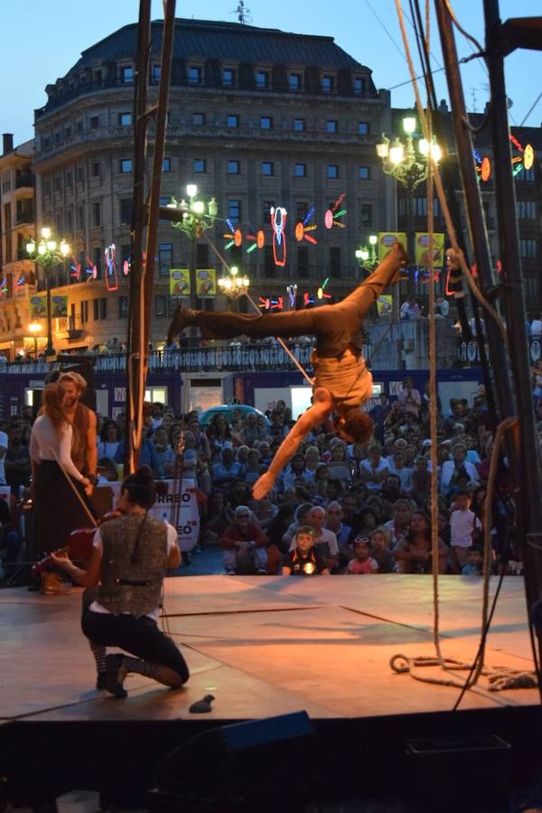 Fotos: Gran ambiente en el teatro callejero de Aste Nagusia