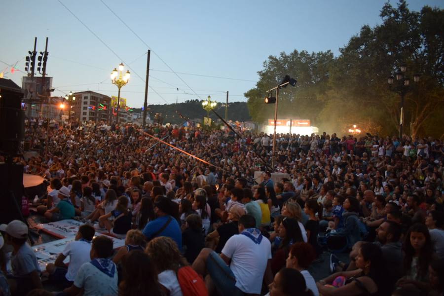 Fotos: Gran ambiente en el teatro callejero de Aste Nagusia