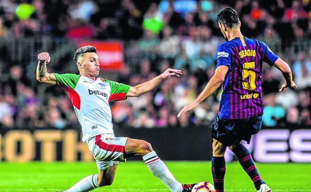 Daniel Torres realiza una entrada a Sergio Busquets.