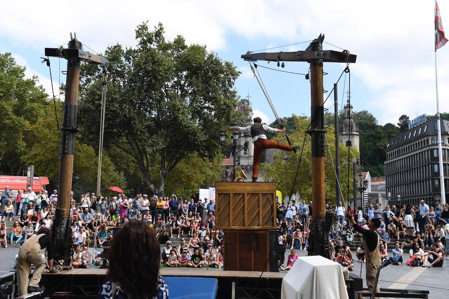 Este martes de Aste Nagusia el teatro de calle ha vuelto a triunfar entre los bilbaínos