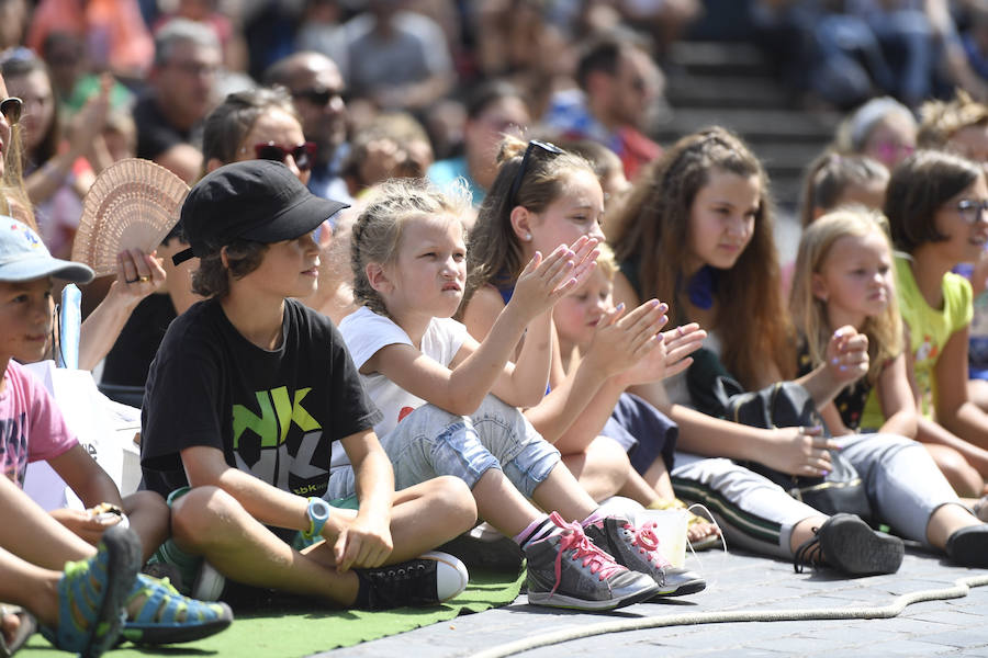 Este martes de Aste Nagusia el teatro de calle ha vuelto a triunfar entre los bilbaínos