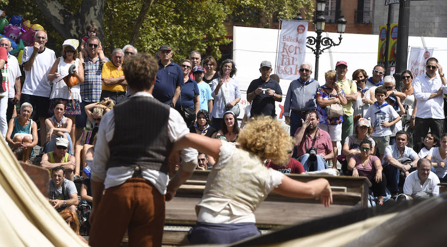 Este martes de Aste Nagusia el teatro de calle ha vuelto a triunfar entre los bilbaínos