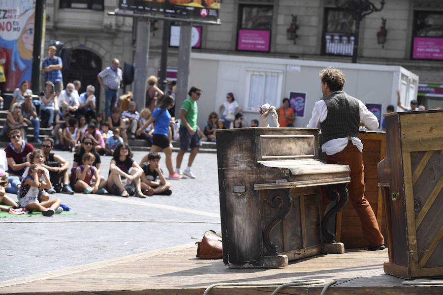 Este martes de Aste Nagusia el teatro de calle ha vuelto a triunfar entre los bilbaínos