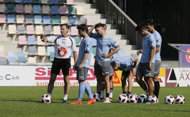 El técnico, durante la sesión de hoy en Lasesarre. 