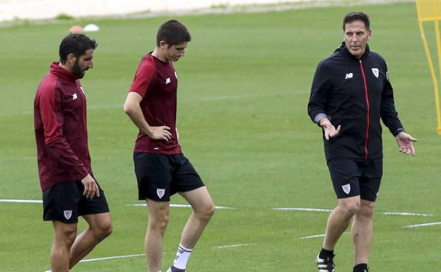 El joven Oihan Sancet atiende a las indicaciones de Berizzo durante un entrenamiento.