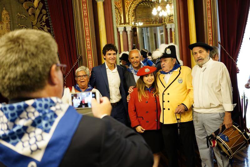 Aburto hace una foto con su móvil a algunos de los asistente a la recepción, entre ellos, Unai Rementería, Josu Erkoreka, el pregonero, Zorion Egileor, y la txupinera, Saioa Domínguez.