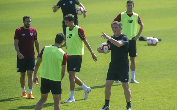 Berizzo ordena un ejercicio ante Balenziaga, Iturraspe y Sabin Merino, tres de los futbolistas de la primera plantilla que acaban contrato en junio. 