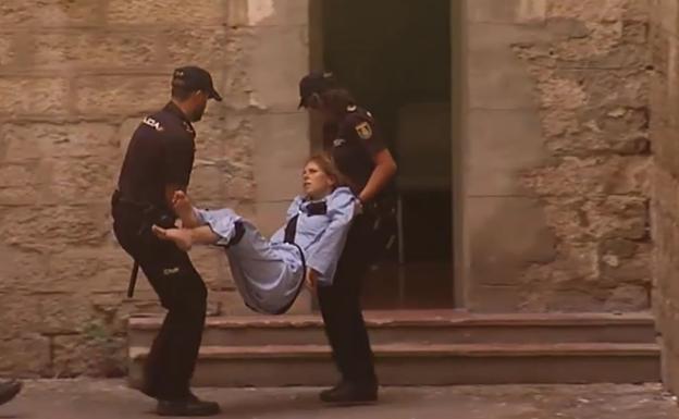 Imagen de la detenida entrando al juzgado.