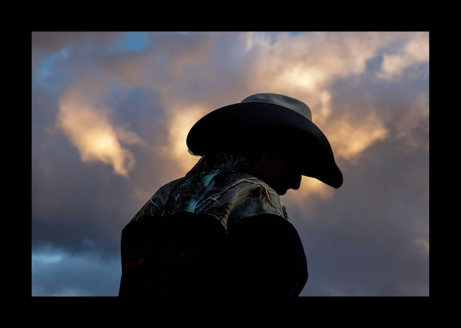 Un vaquero monta un caballo salvaje en el Snowmass Rodeo el 22 de agosto de 2018, en Snowmass, Colorado. - El rodeo de Snowmass está en su 45 ° año, lo que lo convierte en uno de los rodeos de más larga duración en Colorado. 