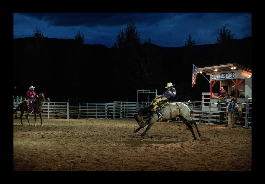 Un vaquero monta un caballo salvaje en el Snowmass Rodeo el 22 de agosto de 2018, en Snowmass, Colorado. - El rodeo de Snowmass está en su 45 ° año, lo que lo convierte en uno de los rodeos de más larga duración en Colorado. 