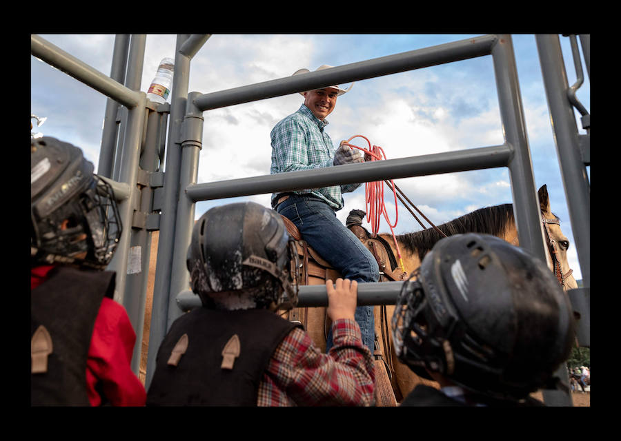 Un vaquero monta un caballo salvaje en el Snowmass Rodeo el 22 de agosto de 2018, en Snowmass, Colorado. - El rodeo de Snowmass está en su 45 ° año, lo que lo convierte en uno de los rodeos de más larga duración en Colorado. 