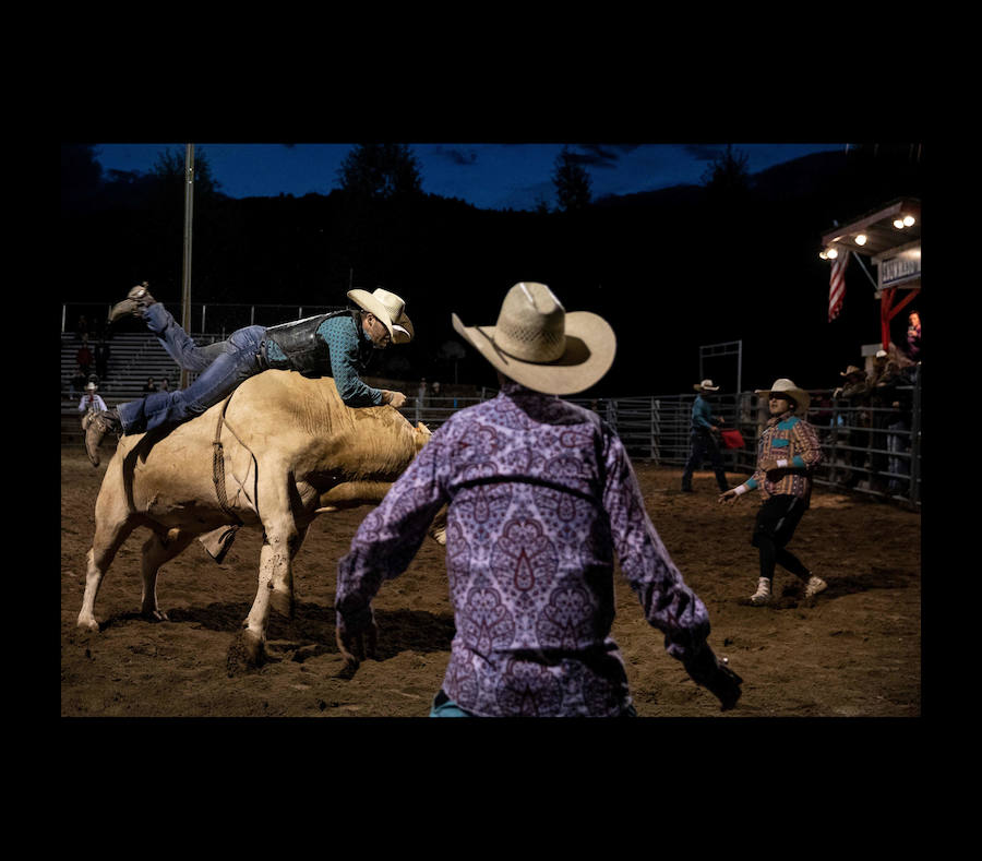 Un vaquero monta un caballo salvaje en el Snowmass Rodeo el 22 de agosto de 2018, en Snowmass, Colorado. - El rodeo de Snowmass está en su 45 ° año, lo que lo convierte en uno de los rodeos de más larga duración en Colorado. 