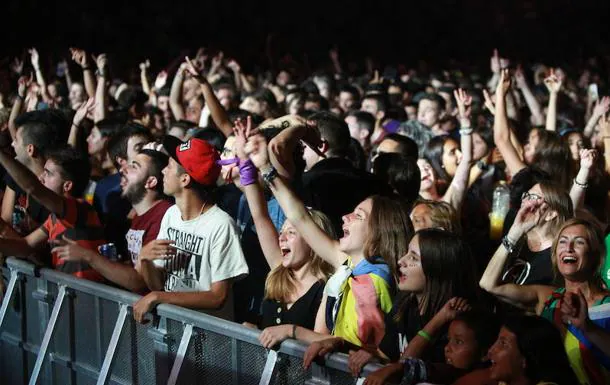 El público, en un concierto de fiestas en la plaza de Los Fueros.