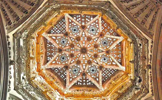 El 'corazón' de la catedral. La estrella de ocho puntas que cierra el cimborrio, distribuidor natural de la seo gótica de Burgos, fue uno de los mayores retos en la restauración.