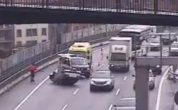 Herido tras volcar su coche en la A-8 en Bilbao
