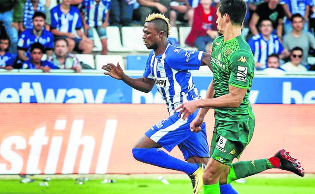 Patrick Twumasi se bate en carrera con el bético Mandi.