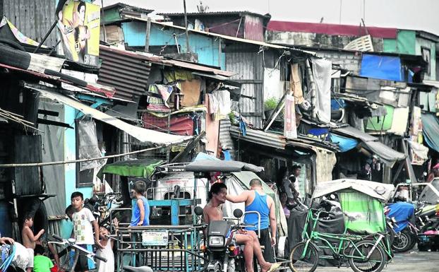 Cada noche hay redadas antidroga y tiroteos con muertos en los barrios de chabolas que pueblan Manila.