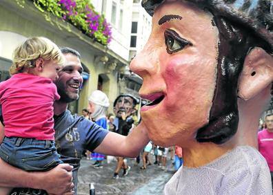 Imagen secundaria 1 - La fiesta llega a la traca final. La Aste Nagusia termina, pero las amistades forjadas estos días continúan. Desde mañana, la circulación de pulpos estará prohibida en la Gran Vía.