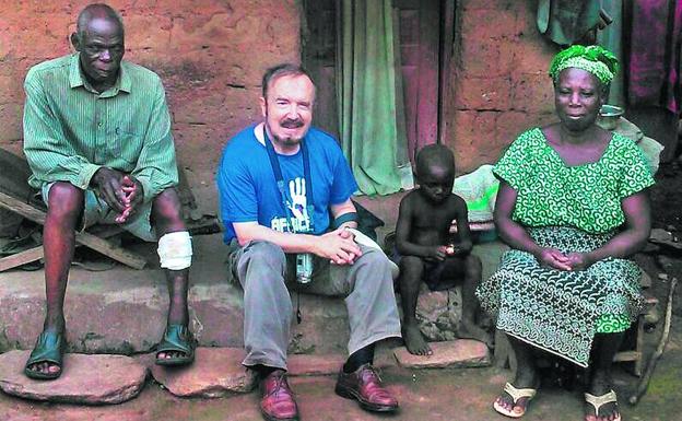 Cooperante. Luis Pernía, junto a una familia en Niamtougou (Togo) en 2016.