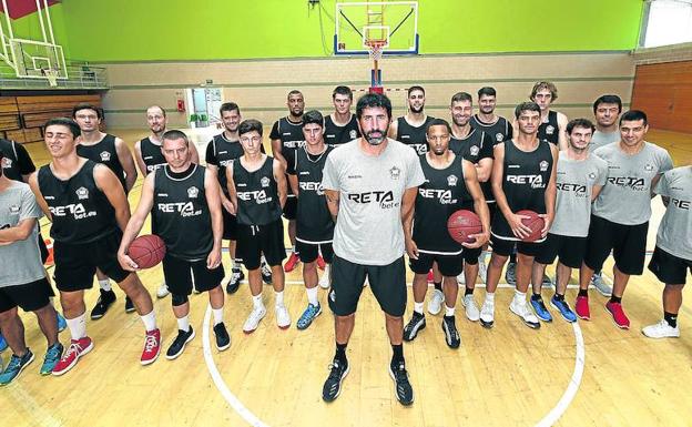 Los hombres de negro en su versión LEB Oro echaron a andar ayer bajo la dirección de Álex Mumbrú, su entrenador. 