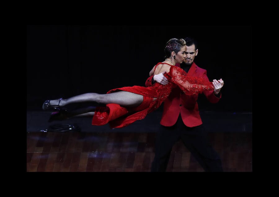 La pareja formada por Dmitry Vasin y Sagdiana Khamzina de Rusia (c) de agosto de 2018, tras proclamarse campeona en la final de la modalidad de «Tango Escenario» del Mundial de Tango de Buenos Aires (Argentina). 