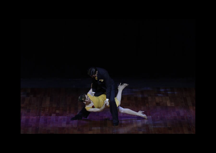 La pareja formada por Dmitry Vasin y Sagdiana Khamzina de Rusia (c) de agosto de 2018, tras proclamarse campeona en la final de la modalidad de «Tango Escenario» del Mundial de Tango de Buenos Aires (Argentina). 