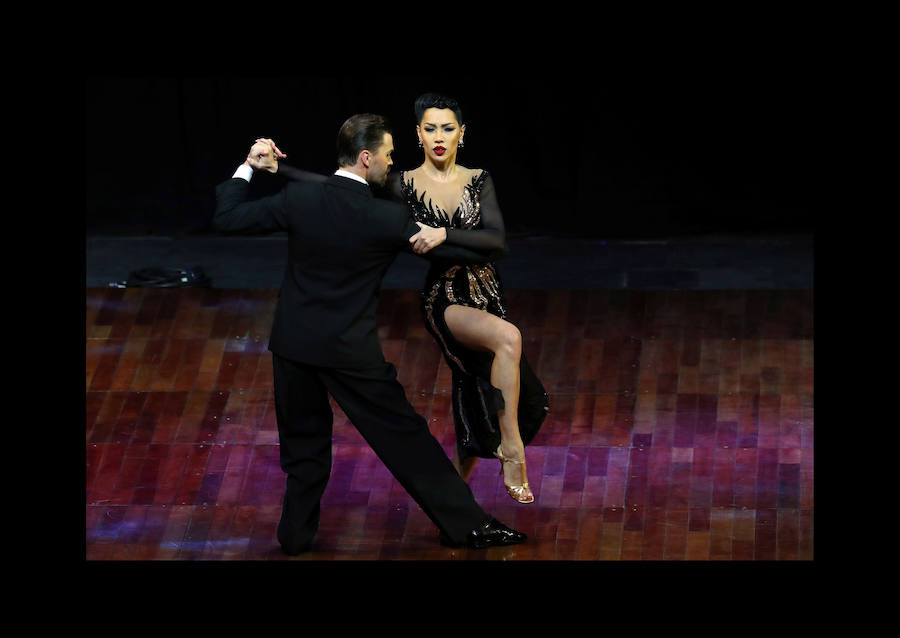 La pareja formada por Dmitry Vasin y Sagdiana Khamzina de Rusia (c) de agosto de 2018, tras proclamarse campeona en la final de la modalidad de «Tango Escenario» del Mundial de Tango de Buenos Aires (Argentina). 