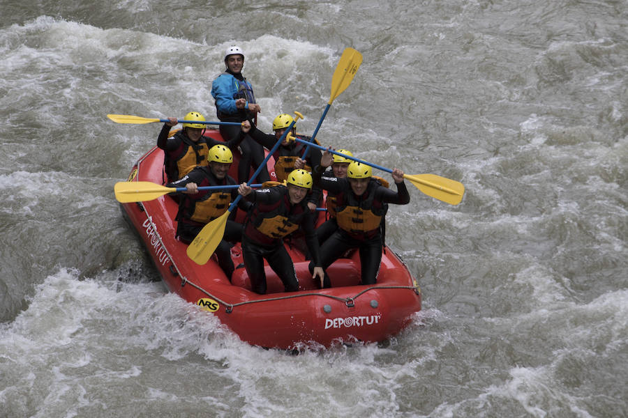 Fotos: Los baskonistas hacen rafting antes del inicio de temporada