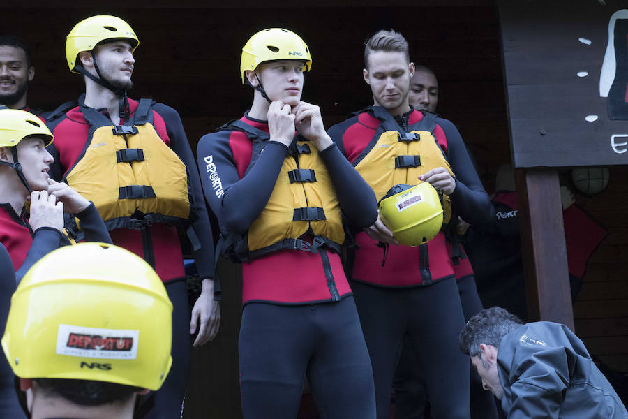 Fotos: Los baskonistas hacen rafting antes del inicio de temporada