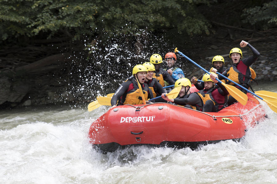 Fotos: Los baskonistas hacen rafting antes del inicio de temporada