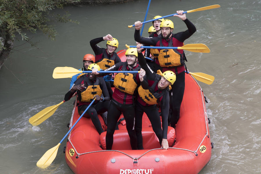 Fotos: Los baskonistas hacen rafting antes del inicio de temporada