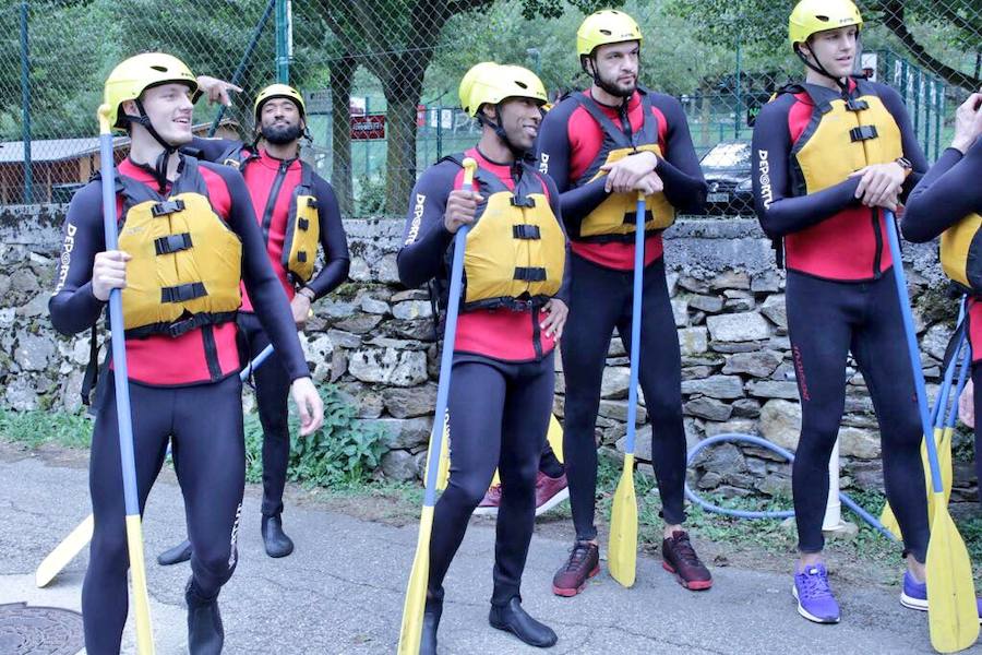 Fotos: Los baskonistas hacen rafting antes del inicio de temporada