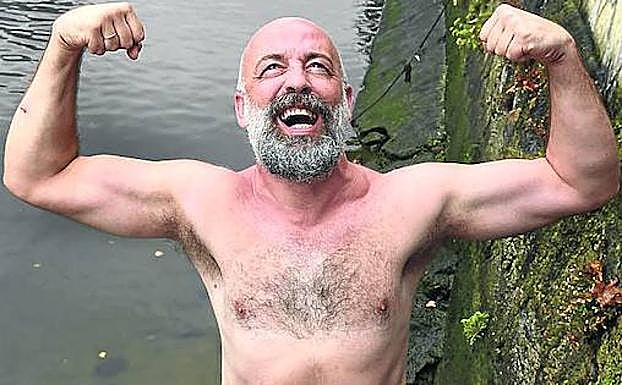 Goyo Jiménez exhibe su fuerza junto a la ría.